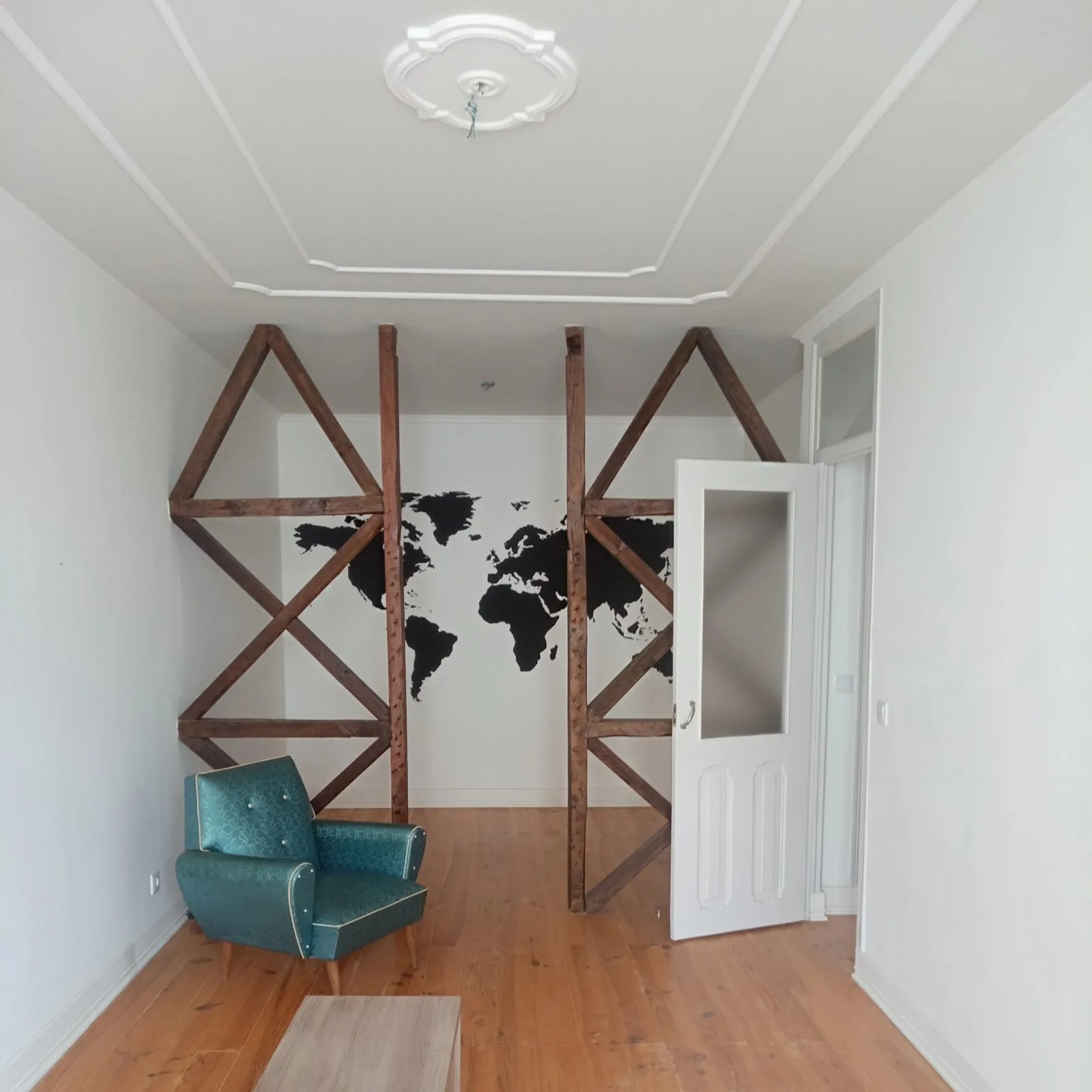 Interior com divisória decorativa e pavimento — André Souza Remodelações