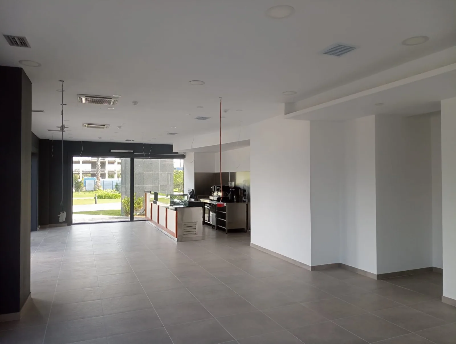 Espaço comercial com acabamentos interiores — André Souza Remodelações