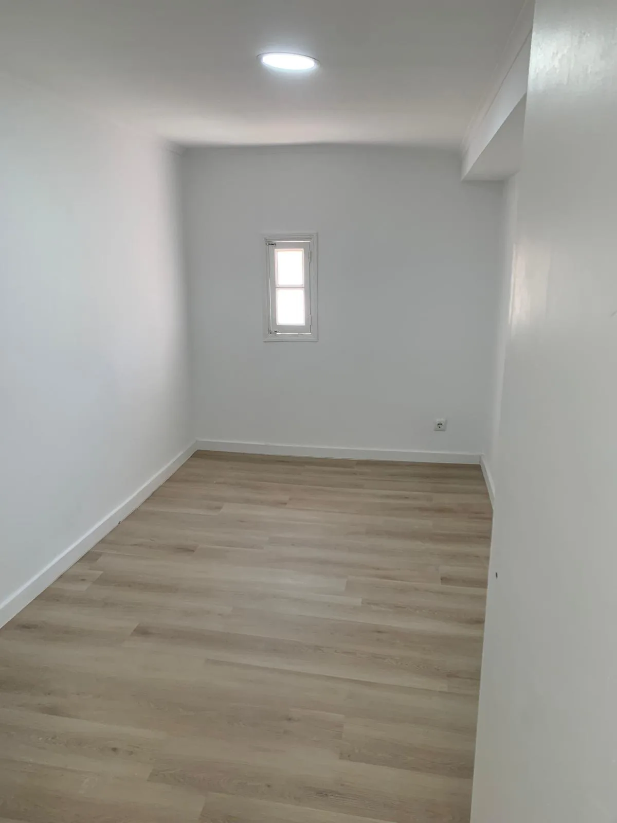 Quarto com teto iluminado e pavimento flutuante — André Souza Remodelações