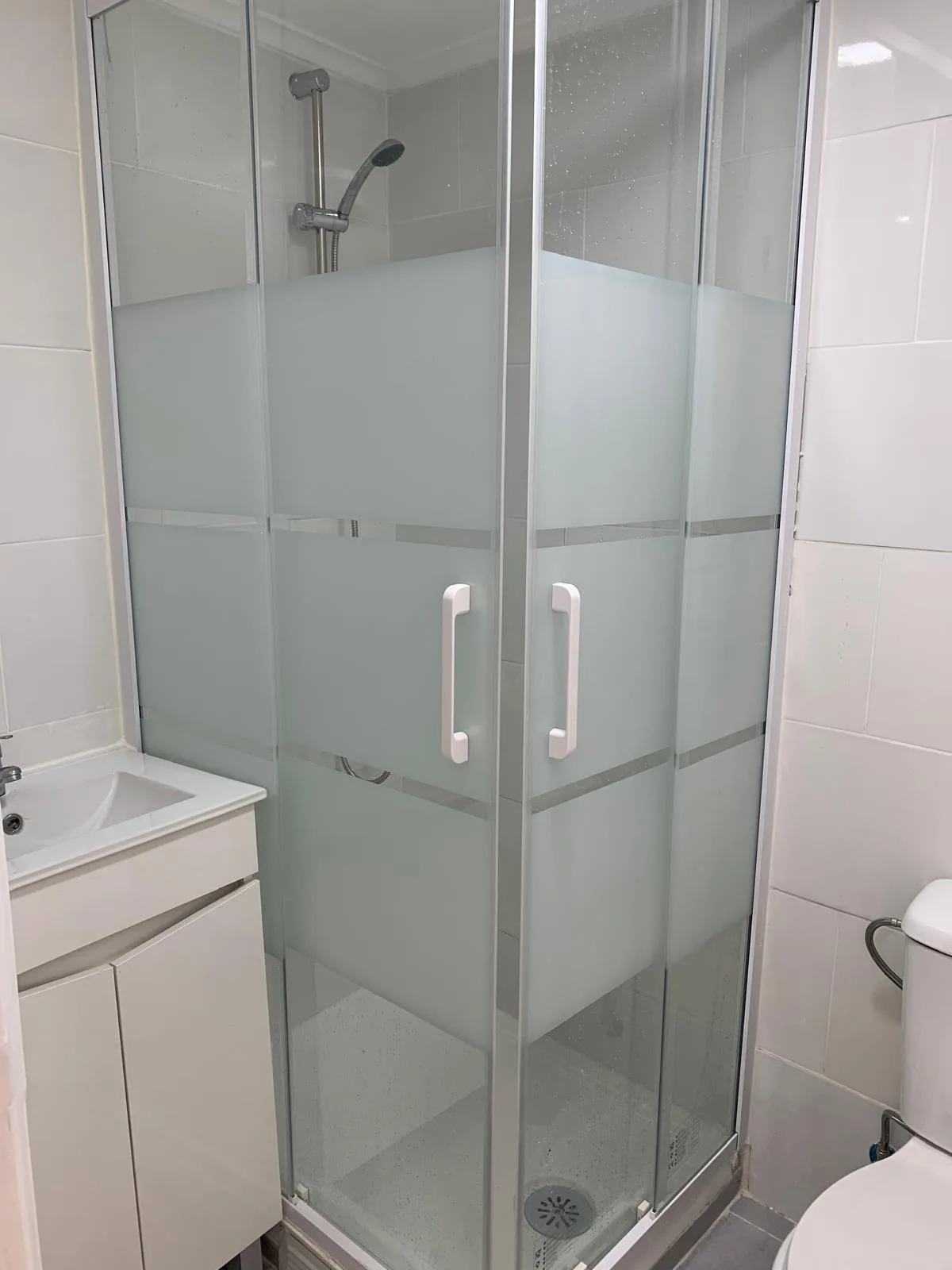 Casa de banho com base de duche e resguardo — André Souza Remodelações