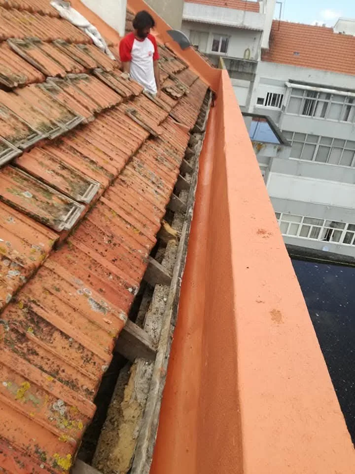 Trabalho em remate exterior de cobertura — André Souza Remodelações